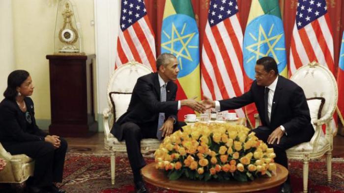 Ethiopia's President Mulatu Teshome (R) welcomes U.S. President Barack Obama for a meeting at the National Palace in Addis Ababa, Ethiopia July 27, 2015. Also pictured is U.S. National Security Advisor Susan Rice (L). REUTERS/Jonathan Ernst