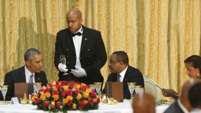 U.S. President Barack Obama (L) and Ethiopia's Prime Minister Hailemariam Desalegn (C) sit down to a State Dinner in Obama's honor at the National Palace in Addis Ababa, Ethiopia July 27, 2015. Also pictured is U.S. National Security Advisor Susan Rice (R). REUTERS/Jonathan Ernst