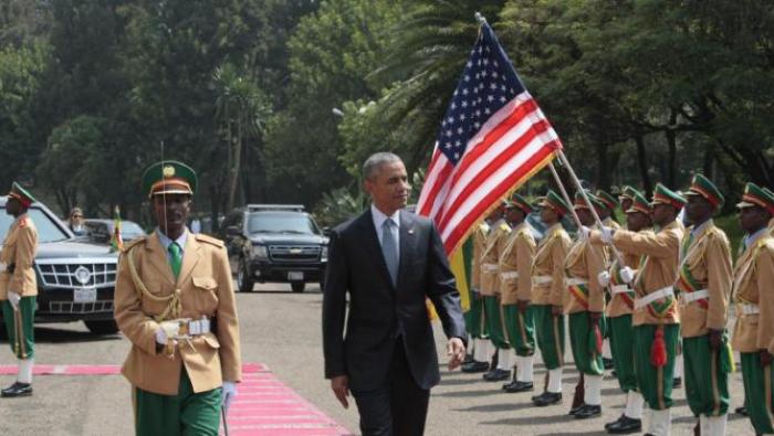 U.S. President Barack Obama, centre, inspects the honor guard after arriving at the National Palace to meet with Ethiopian prime minister, Hailemariam Desalegn, in Addis Ababa , Ethiopia, Monday, July 27, 2015.  (AP Photo/Sayyid Azim)