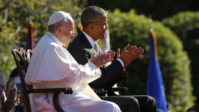 U.S. President Barack Obama applauds with Pope Francis (L) as the pontiff is welcomed to the White House during a ceremony in Washington September 23, 2015. REUTERS/Jonathan Ernst