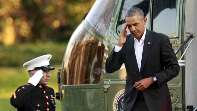 U.S. President Barack Obama salutes as he steps off the Marine One helicopter on the South Lawn of the White House upon return to Washington from Louisiana January 14, 2016. REUTERS/Yuri Gripas