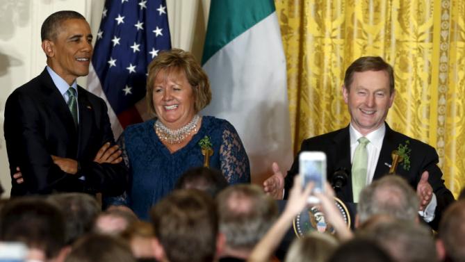 U.S. President Barack Obama (L), Ireland's Prime Minister Enda Kenny (R) and Kenny's wife Fionnuala Kenny (C) participate in a St. Patrick's Day reception at the White House in Washington March 15, 2016. REUTERS/Jonathan Ernst