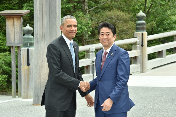 ISE, JAPAN - MAY 26: Japanese Prime Minister Shinzo Abe (R) and US President Barack Obama (L) shake hands prior to G7 leaders summit at the Ise Jingu (Shrine) on May 26, 2016 in Ise, Mie Prefecture, Japan. (Photo by Ministry of Foreign Affairs of Japan / Handout /Anadolu Agency/Getty Images)