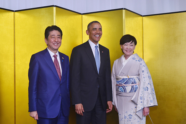 KASHIKOJIMA, JAPAN - MAY 26: In this handout image provide by Foreign Ministry of Japan, Japanese U.S. President Barack Obama (C), Japan Prime Minister Shinzo Abe (L) and wife Akie Abe (R) attend the cocktail event during the G7 Japan 2016 Ise-Shima summit at the Shima Kanko Hotel on May 26, 2016 in Kashikojima, Japan. In the two-day summit, the G7 leaders are scheduled to discuss the pressing global issues including counter-terrorism, energy policy, and sustainable development. (Photo by Handout/Getty Images)