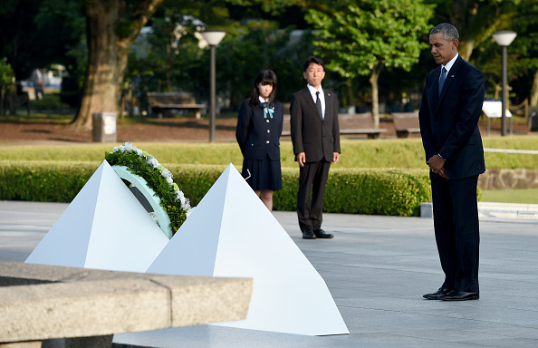 US President Barack Obama (R) holds a minute silence after placing a wreath at the cenotaph in the Peace Momorial park in Hiroshima on May 27, 2016 with Japanese Prime Minister Shinzo Abe. Obama on May 27 paid a moving tribute to victims of the world's first nuclear attack. / AFP / TOSHIFUMI KITAMURA (Photo credit should read TOSHIFUMI KITAMURA/AFP/Getty Images)