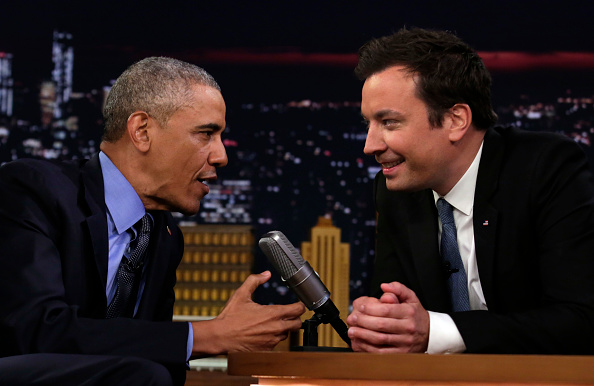 US President Barack Obama speaks with comedian Jimmy Fallon during a taping of the NBC television network's "Tonight Show with Jimmy Fallon" on June 8, 2016 in New York. / AFP / YURI GRIPAS (Photo credit should read YURI GRIPAS/AFP/Getty Images)