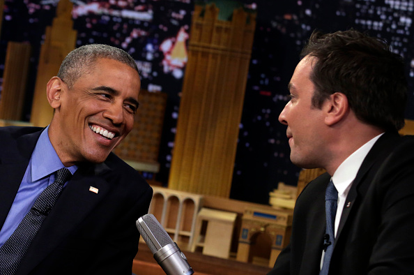 US President Barack Obama speaks with comedian Jimmy Fallon during a taping of the NBC television network's "Tonight Show with Jimmy Fallon" on June 8, 2016 in New York. / AFP / YURI GRIPAS (Photo credit should read YURI GRIPAS/AFP/Getty Images)